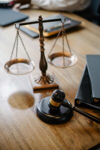 Advogado criminal em Campinas segurando uma balança da justiça, representando a defesa legal.