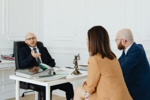 Cliente conversando com advogado criminal em Campinas em uma reunião no escritório, enfatizando confiança.